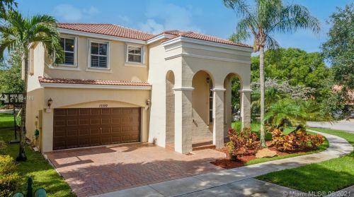 15592 50th Ct, Hollywood, FL 33027-5632