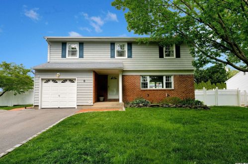 9 Dedham Pl, San Remo, NY 11754-4023