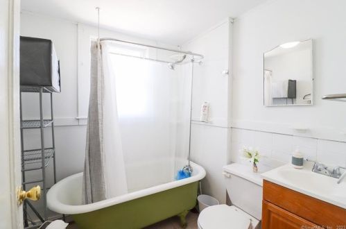 10 Smith St, New Britain CT 06053-3621 exterior