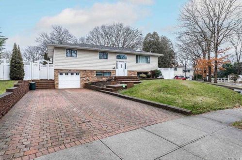 16 Frostfield Pl, Huntington Station, NY 11747-1609