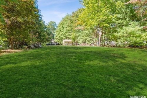 594 Meadow Rd, San Remo, NY 11754-5008
