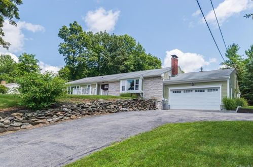29 Clover Hill Dr, Poughkeepsie, NY 12603-3201