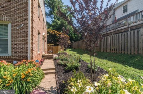 5720 Crownleigh Ct, Springfield VA  22015-1884 exterior