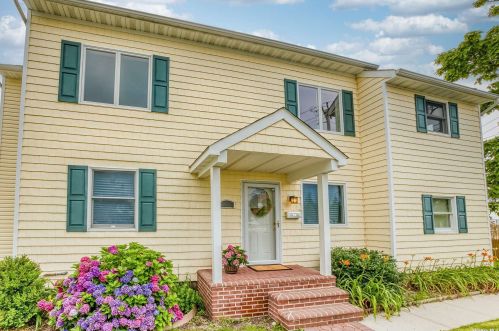 115 Brown Pl, North Lindenhurst, NY 11757-6915