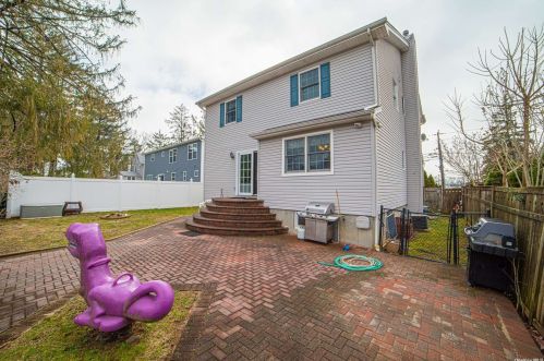 47 Stone Ave, Babylon, NY 11703-4111