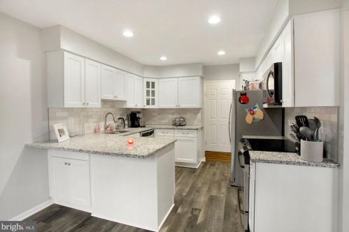 5666 Sutherland Ct, Springfield VA  22015-1850 exterior