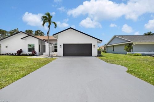 10461 Regent Cir, Naples FL  34109-1571 exterior