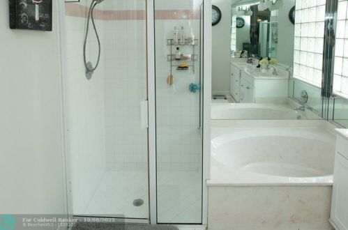 1903 180 Ter, Hollywood FL 33029-5173 exterior