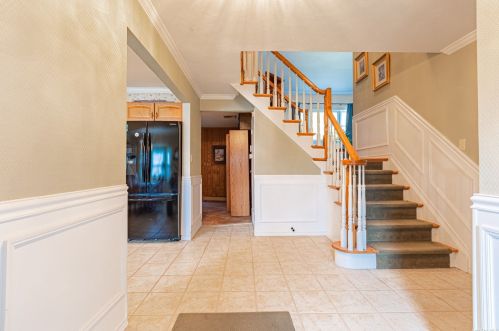17 Brooktree Cir, North Lindenhurst, NY 11757-4540