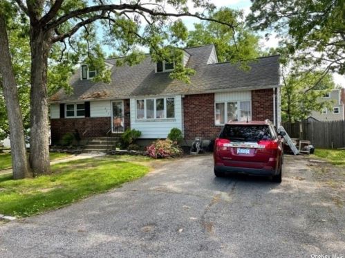 385 Broome Ave, North Lindenhurst NY  11757-3834 exterior