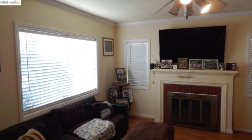 6256 Hayes St, Oakland, CA 94621-3852