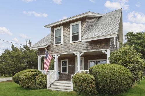 43 Nashawena St, Falmouth, MA 02540-2142