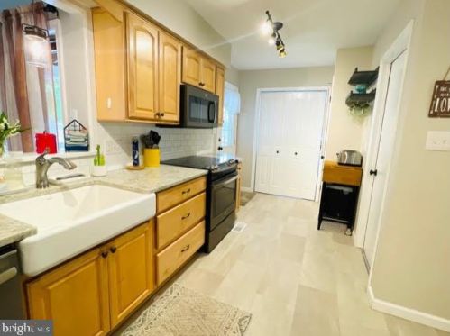 568 Pioneer Cir, Harleysville PA  19438-1727 exterior