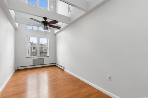 3059 38th St, Long Island City, NY 11103-3803