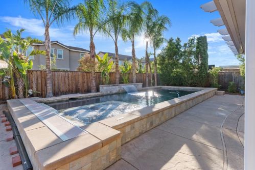 9872 Winkle Cir, Elk Grove CA  95757-6276 exterior