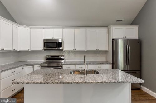 5 Holly Ct, Blenheim NJ  08012-5303 exterior