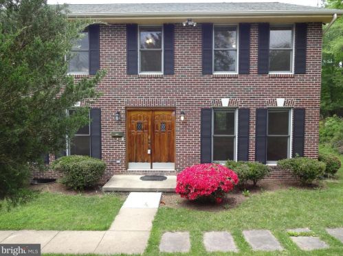 902 Monroe St, Herndon, VA 20170-3208