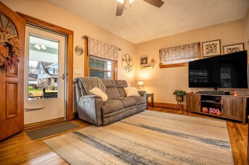 160 White Ave, Hermitage PA  16146-3082 exterior