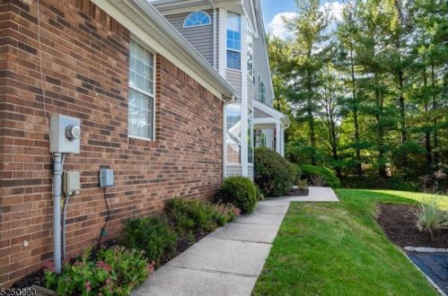 5 Clover Ct, White House Station, NJ 08889-2001
