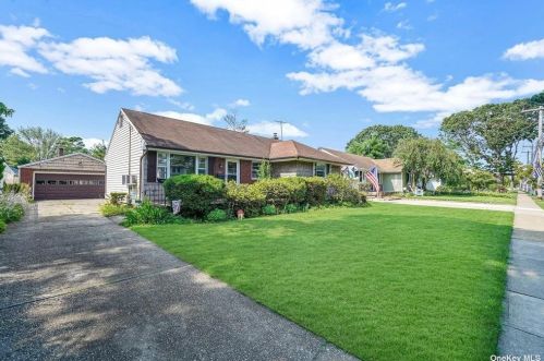 3926 Clark St, Seaford, NY 11783-2103