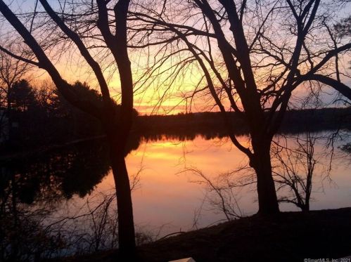 16 Greenbriar Dr, Farmington CT  06032-1413 exterior