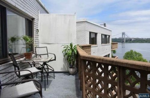 1375 River Rd, Edgewater NJ 07020-1518 exterior