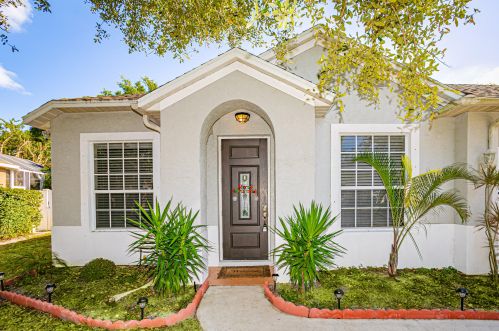 1055 8th Pl, Vero Beach, FL 32960-2141