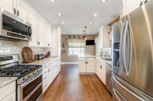 560 Woodlawn Dr, Valpo IN  46385-3347 exterior