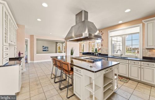 20906 Mcintosh Pl, Leesburg VA  20175-6372 exterior