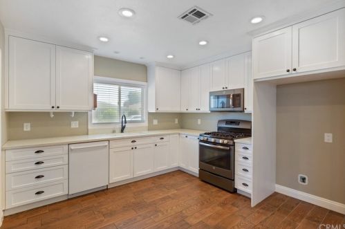 551 Hazelwood Dr, Oxnard, CA 93030-4012