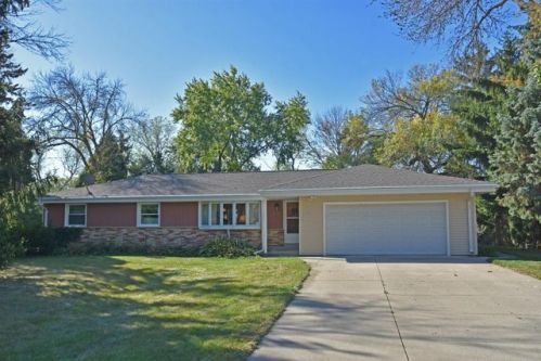 415 Hill N Dale Cir, Chenequa WI  53029-1531 exterior