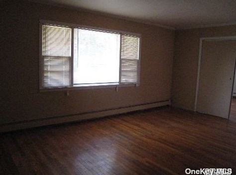 825 Walnut St, North Lindenhurst, NY 11757-5652