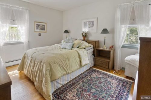 17 Colonial Dr, Allendale NJ  07401-1401 exterior