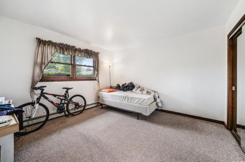 24 Gary St, North Lindenhurst NY  11757-3842 exterior