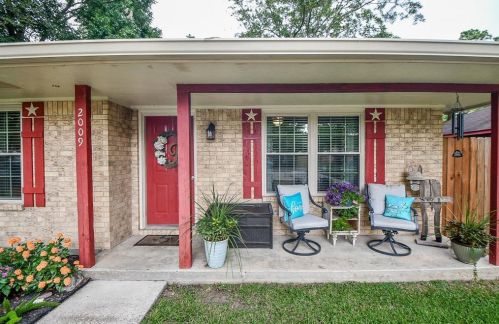 2009 Chester St, Mont Belvieu, TX 77535