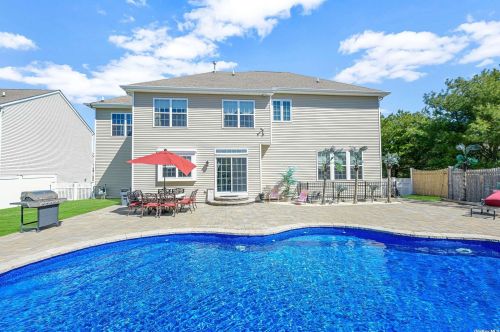 50 Pinehurst Dr, Mount Sinai NY  11766-3421 exterior