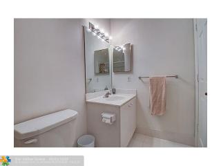 960 Corkwood St, Hollywood FL  33019-4878 exterior