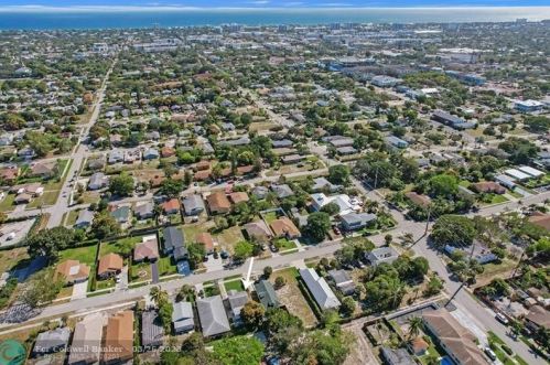 228 8th Ave, Delray Beach FL  33483-5523 exterior