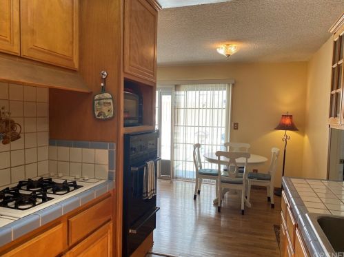 24421 Shadeland Dr, Santa Clarita CA  91321-3616 exterior