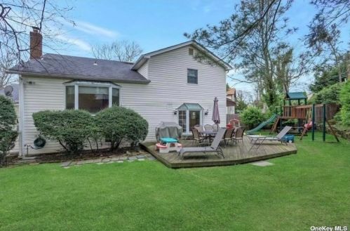 8 Stuart Ct, Huntington Station NY  11746-4237 exterior