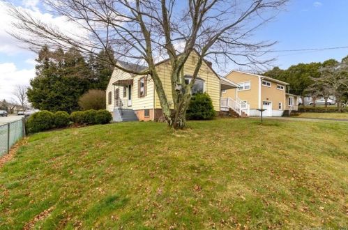 18 Phillips St, United States Coast Guard Ac CT  06320-2619 exterior