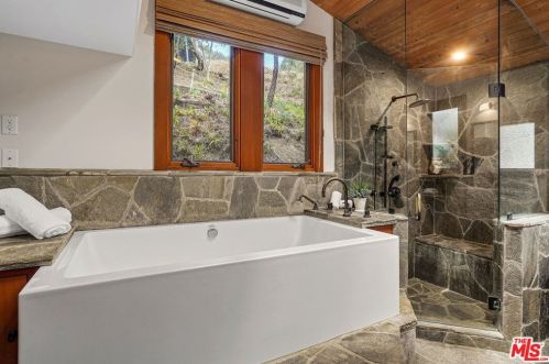 1719 Oak Dr, Topanga CA  90290-4025 exterior