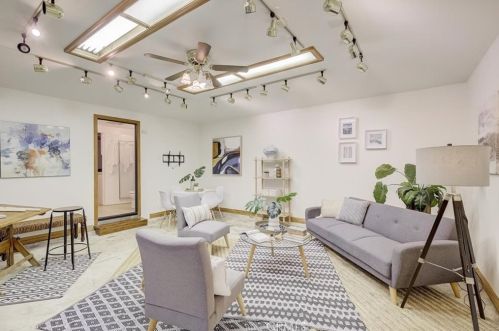 16627 Gilmore St, Van Nuys CA  91406-5610 exterior