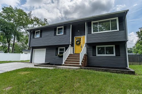 18 Briarwood Ct, Piscataway, NJ 08854-1803
