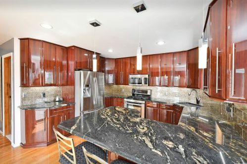 786 Hickory St, North Lindenhurst, NY 11757-5637