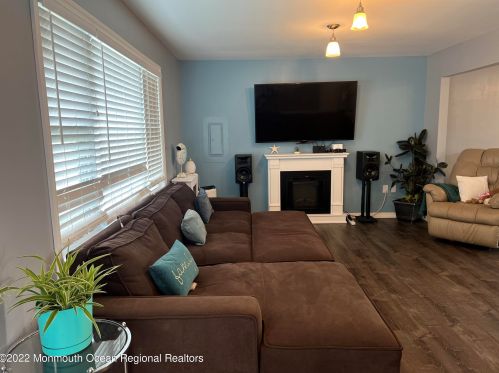 184 Seabreeze Ave, Middletown, NJ 07748-5551