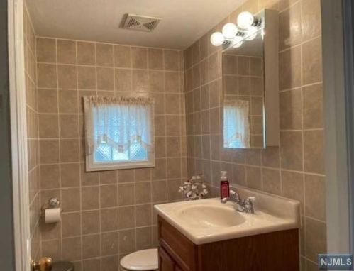 71 Jasper Ave, Teaneck NJ  07666-3816 exterior