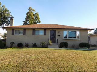 1517 Green Acres Dr, Cleveland, OH 44134-6828