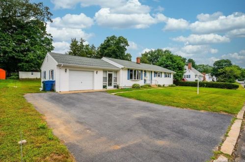 17 Sandy Hollow Dr, Waterford, CT 06385-2015