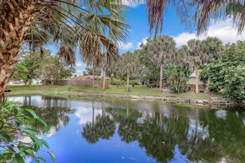 2984 44th St, Naples, FL 34116-7932